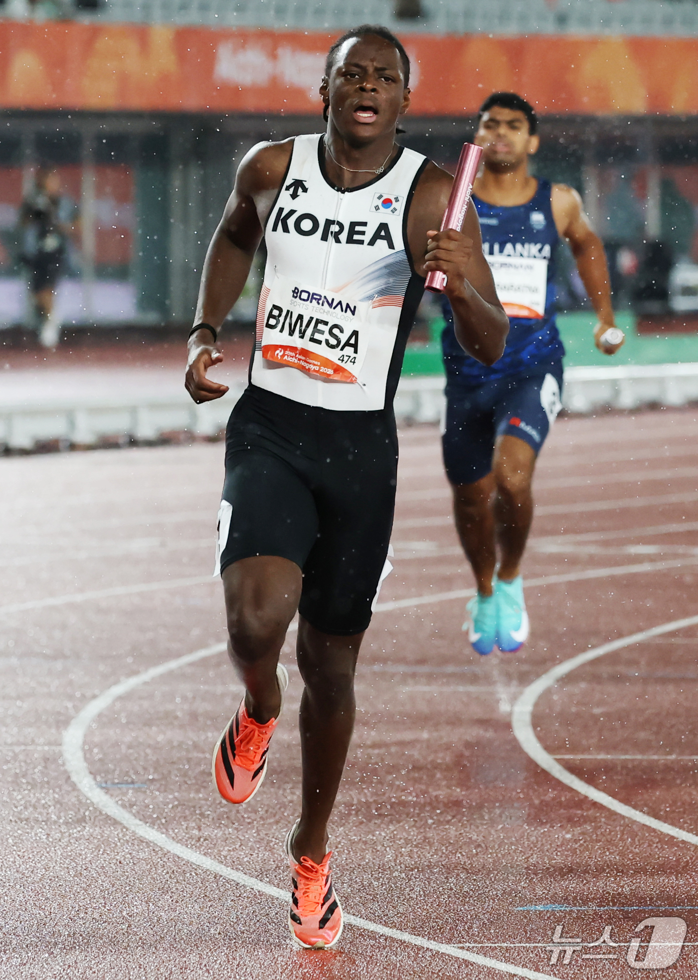 (나고야=뉴스1) 김민지 기자 = 28일 나고야시 미즈호파크 주경기장에서 열린 2026 아이치·나고야아시안게임 남자 육상 400m 계주 결승에서 마지막 주자 비웨사 다니엘이 결승선 …