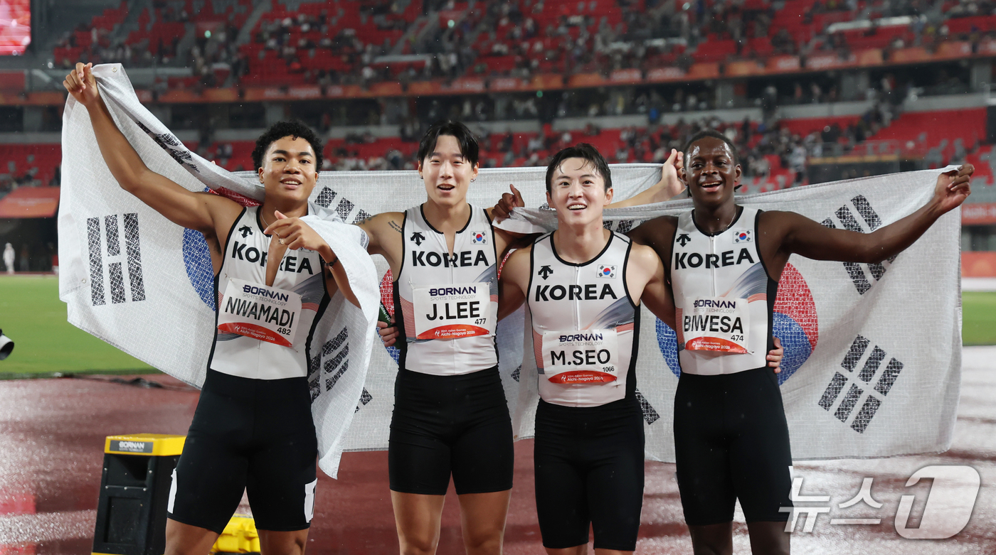 (나고야=뉴스1) 김민지 기자 = 28일 나고야시 미즈호파크 주경기장에서 열린 2026 아이치·나고야아시안게임 남자 육상 400m 계주 결승에서 나마디 조엘진(왼쪽부터), 이재성, …