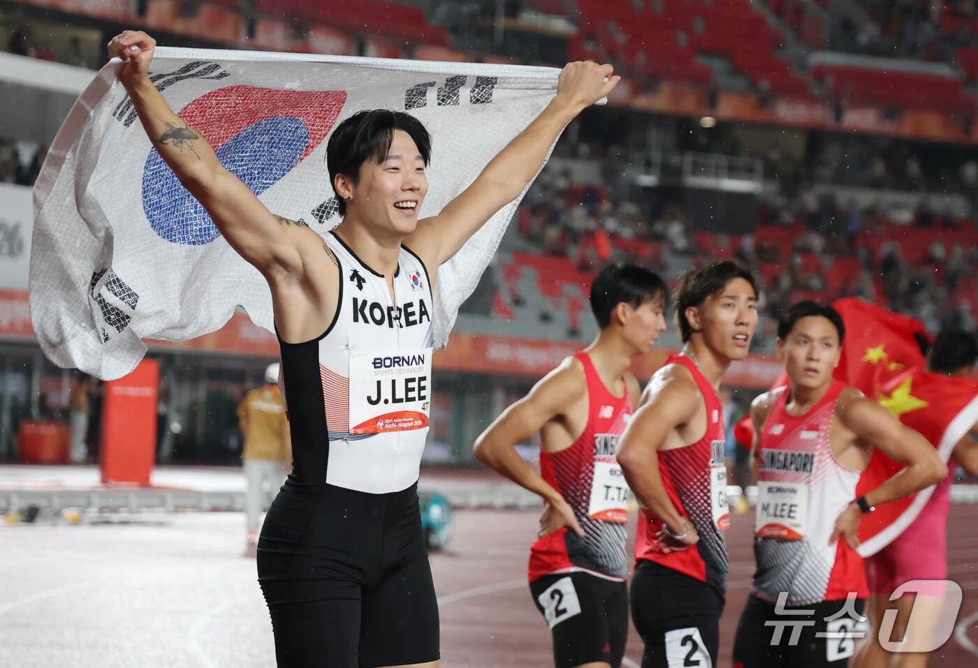 본문 이미지 - 28일 나고야시 미즈호파크 주경기장에서 열린 2026 아이치·나고야아시안게임 남자 육상 400m 계주 결승에서 이재성이 동메달을 확정 짓고 기뻐하고 있다. 2026.9.28 ⓒ 뉴스1 김민지 기자