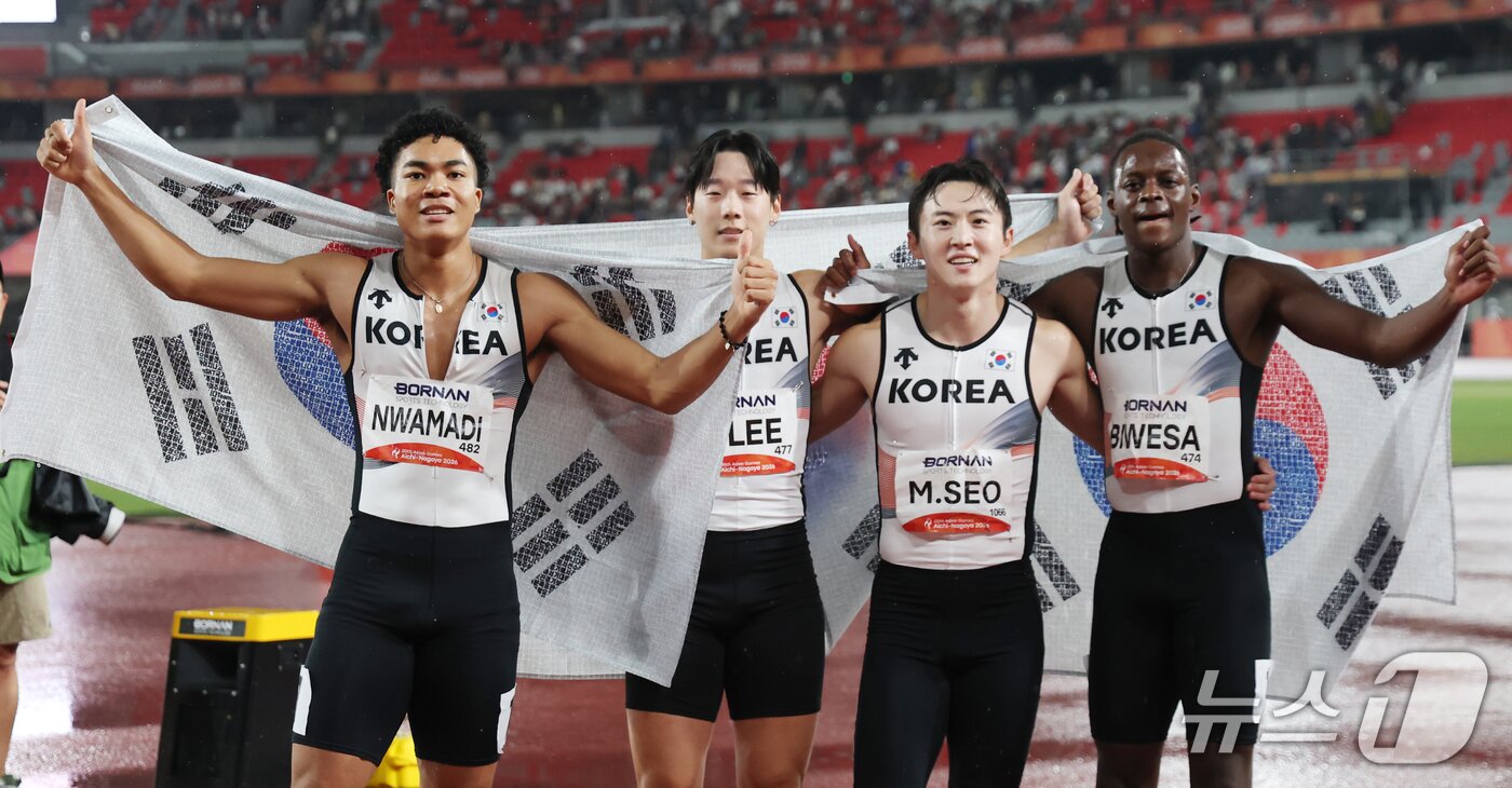 본문 이미지 - 28일 나고야시 미즈호파크 주경기장에서 열린 2026 아이치·나고야아시안게임 남자 육상 400m 계주 결승에서 나마디 조엘진(왼쪽부터), 이재성, 서민준, 비웨사 다니엘이 동메달을 확정 짓고 기뻐하고 있다. 2026.9.28 ⓒ 뉴스1 김민지 기자