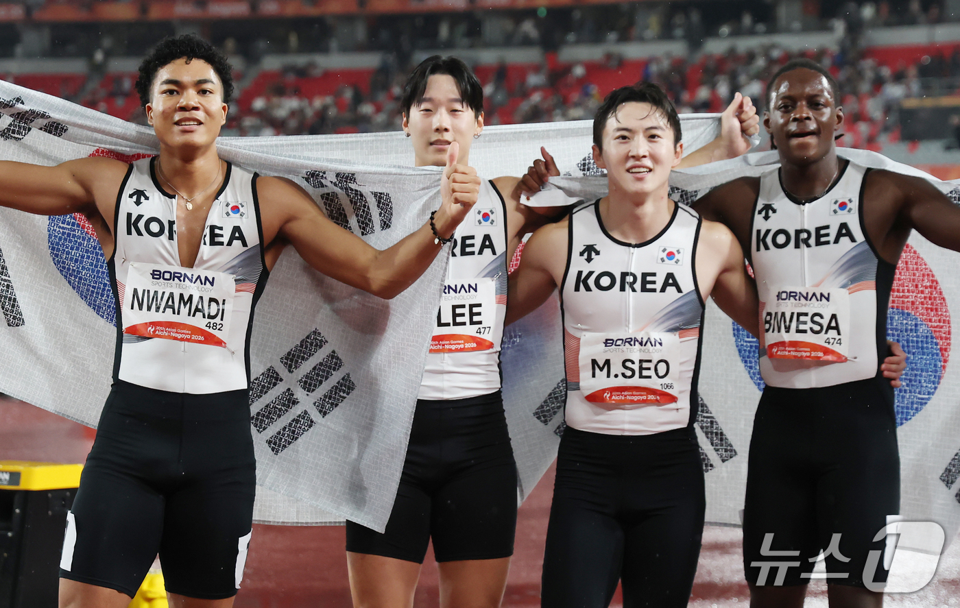 (나고야=뉴스1) 김민지 기자 = 28일 나고야시 미즈호파크 주경기장에서 열린 2026 아이치·나고야아시안게임 남자 육상 400m 계주 결승에서 나마디 조엘진(왼쪽부터), 이재성, …