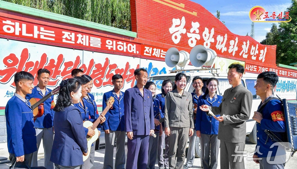 (평양 노동신문=뉴스1) = 북한 노동당 기관지 노동신문은 29일 생산 목표를 달성하려면 간부들이 노동자를 동원하는 능력과 현장 실무 지식을 갖춰야 한다고 강조했다. 황해북도 수안 …