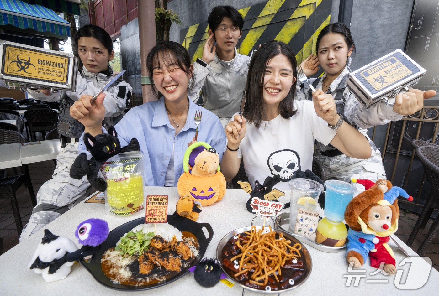 (서울=뉴스1) = 에버랜드가 가을축제 시그니처 호러 테마존 '블러드시티 제로'를 더욱 오싹하고 실감 나게 즐길 수 있는 이색 먹거리와 굿즈, 체험 콘텐츠를 다채롭게 선보이고 있다 …