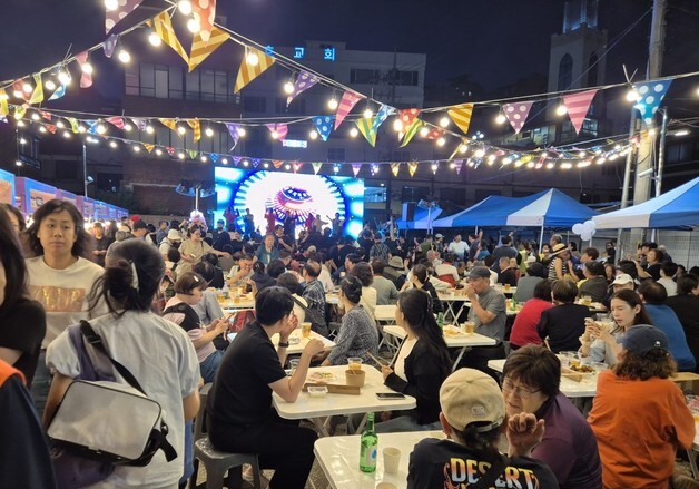 "냉수육 먹고, 한복 런웨이 본다"…서울 전통시장 23곳 '가을밤 축제'