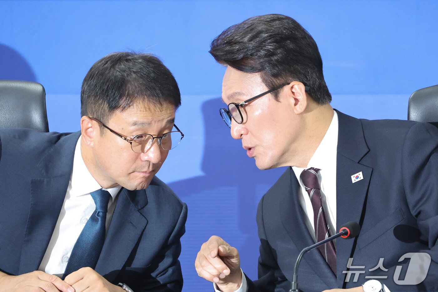본문 이미지 - 김민석 더불어민주당 대표와 한병도 원내대표가 29일 서울 여의도 국회 의원회관에서 열린 미래대응기금 당정협의에서 대화하고 있다. 2026.9.29 ⓒ 뉴스1 신웅수 기자