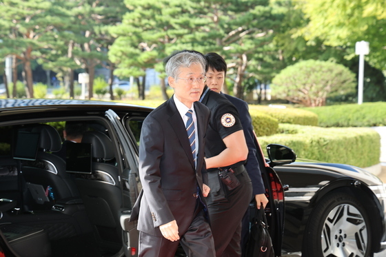 출근하는 조희대 대법원장