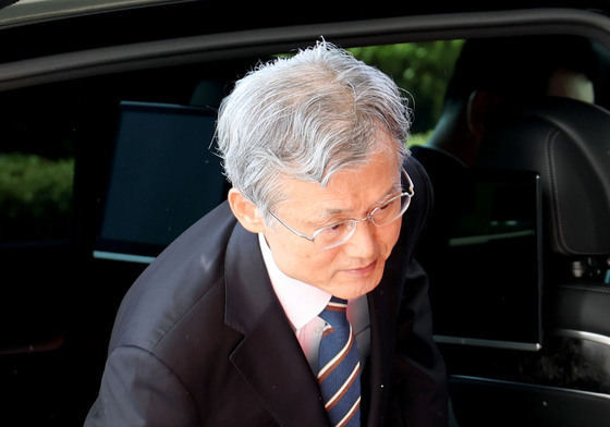 출근하는 조희대 대법원장