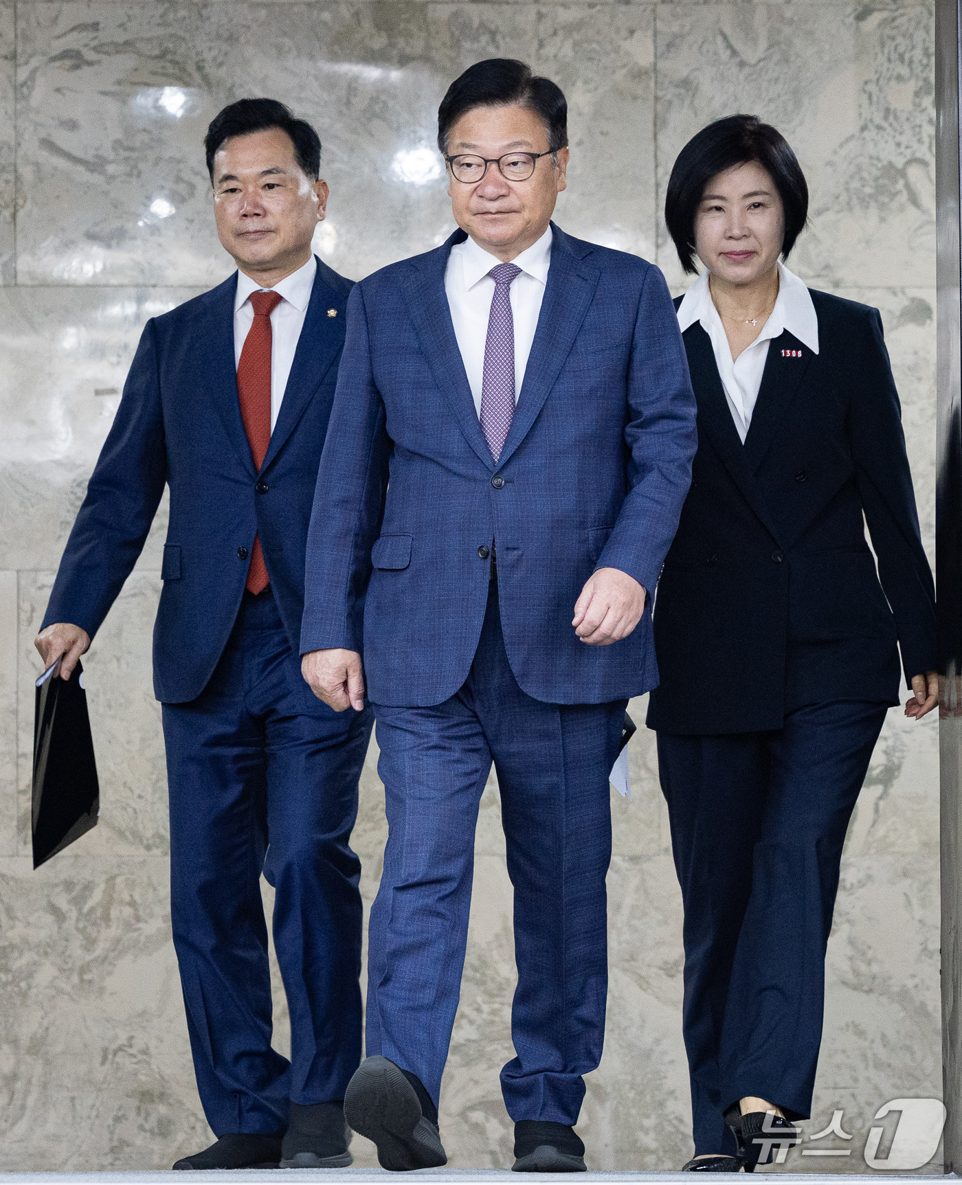 (서울=뉴스1) 유승관 기자 = 정점식 국민의힘 원내대표를 비롯한 원내지도부가 29일 서울 여의도 국회에서 열린 원내대책회의에 참석하고 있다. 2026.9.29/뉴스1