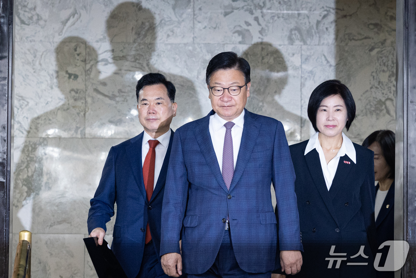 (서울=뉴스1) 유승관 기자 = 정점식 국민의힘 원내대표를 비롯한 원내지도부가 29일 서울 여의도 국회에서 열린 원내대책회의에 참석하고 있다. 2026.9.29/뉴스1