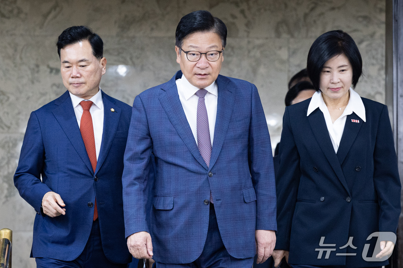 (서울=뉴스1) 유승관 기자 = 정점식 국민의힘 원내대표를 비롯한 원내지도부가 29일 서울 여의도 국회에서 열린 원내대책회의에 참석하고 있다. 2026.9.29/뉴스1