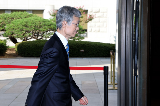 출근하는 조희대 대법원장