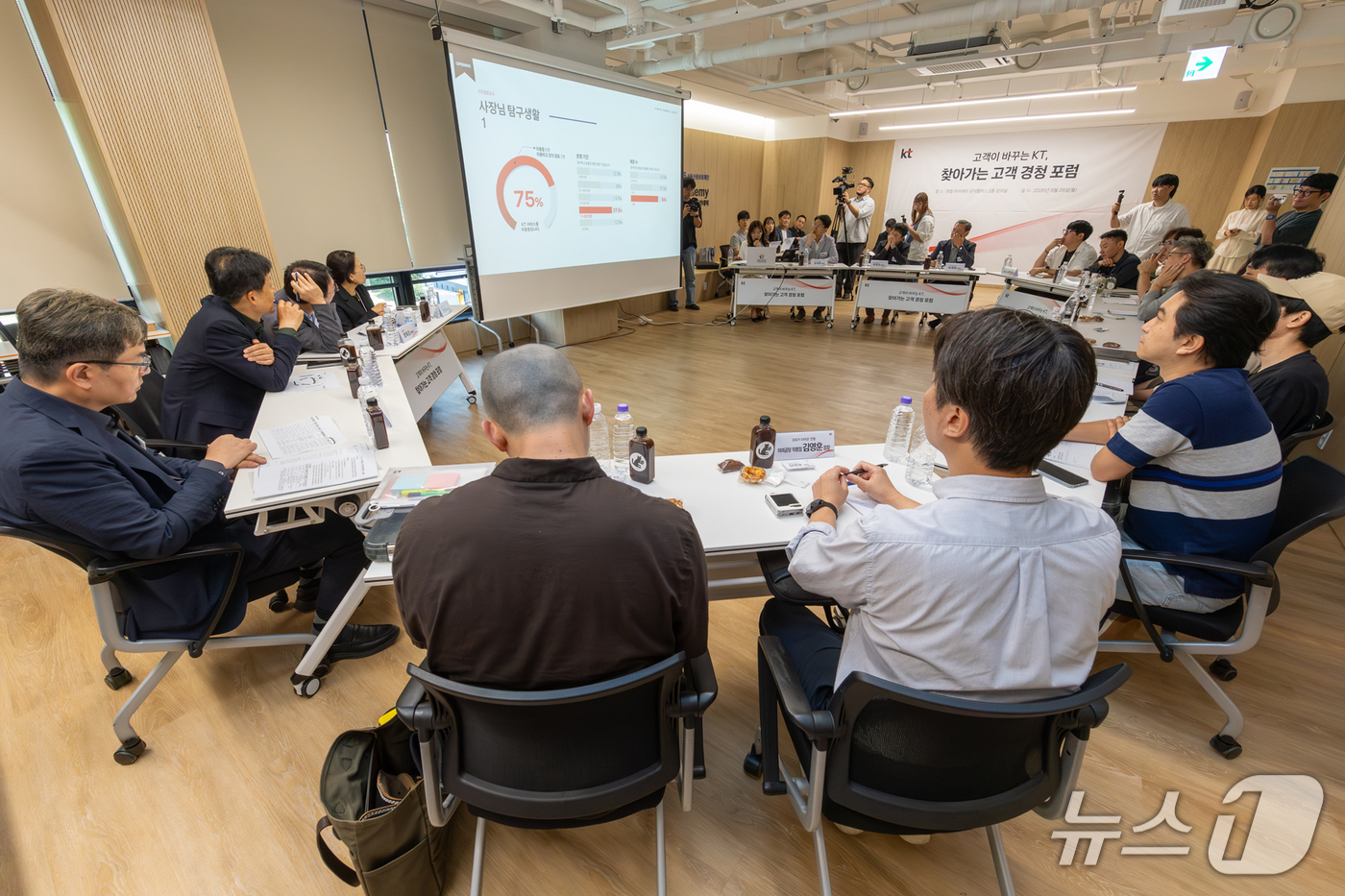 (서울=뉴스1) = 지난 28일 오후 서울 마포구 프렙아카데미 공덕캠퍼스에서  '소상공인 대상 'KT 제6회 고객경청포럼'이 열리고 있다.포럼에는 외식업, 카페, 무인매장 등 다양 …