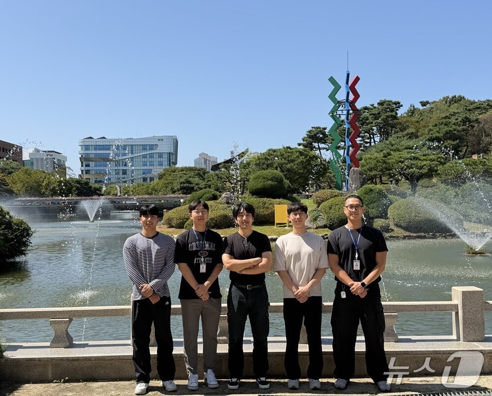 본문 이미지 - 왼쪽부터 UNIST 백승훈 연구원, KAIST 이용우 박사·권지민 교수, UNIST 김형준 연구원, KAIST 정학순 박사(KAIST 제공) /뉴스1