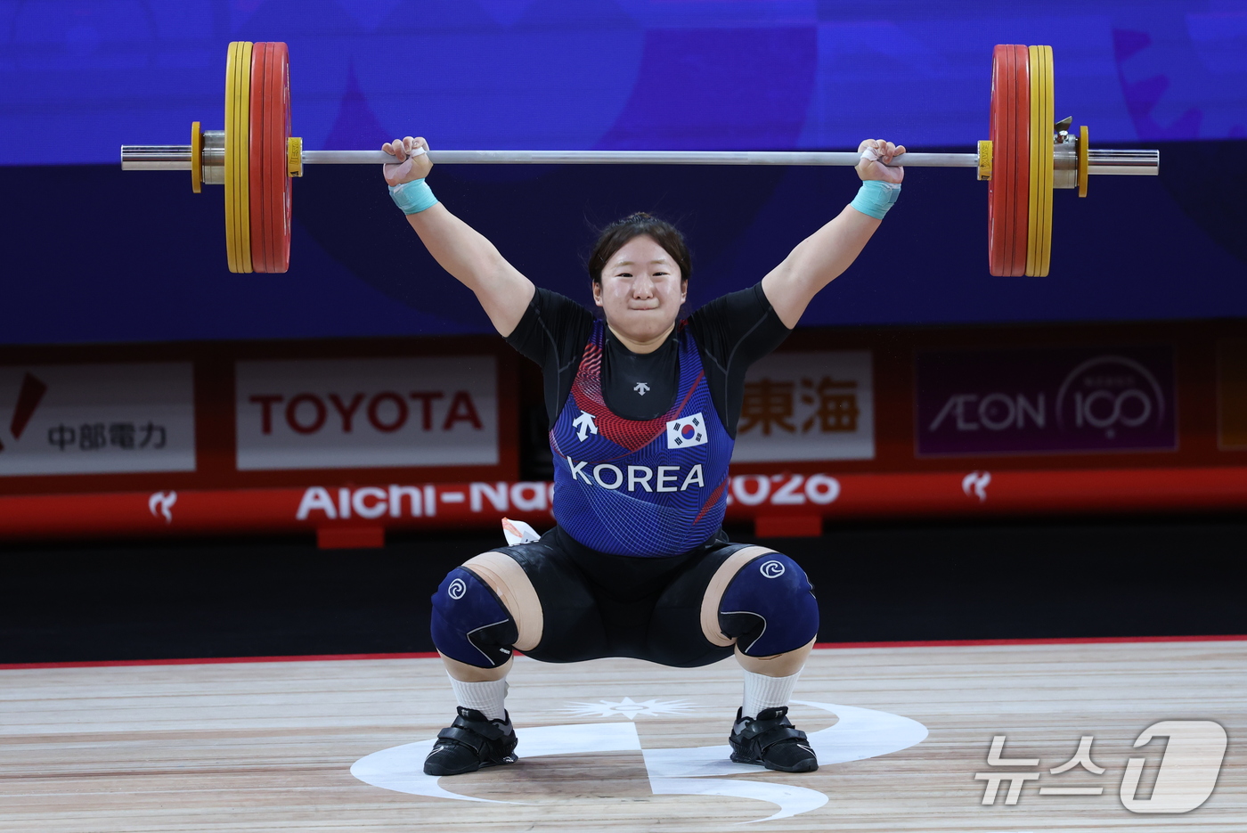 (나고야=뉴스1) 안은나 기자 = 대한민국 전희수가 29일 일본 나고야 중소기업진흥회관에서 열린 2026 아이치·나고야 아시안게임 역도 여자 86kg 결선 인상 1차시기에서 힘차게 …