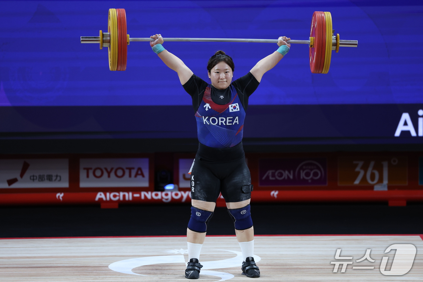 (나고야=뉴스1) 안은나 기자 = 대한민국 전희수가 29일 일본 나고야 중소기업진흥회관에서 열린 2026 아이치·나고야 아시안게임 역도 여자 86kg 결선 인상 1차시기에서 힘차게 …