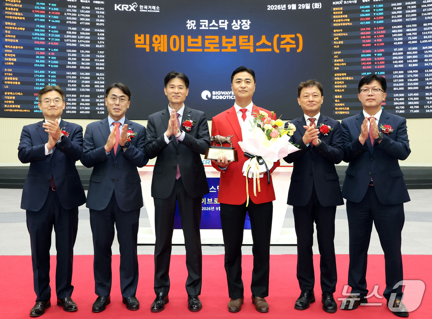 (서울=뉴스1) = 29일 오전 서울 영등포구 한국거래소에서 열린 빅웨이브로보틱스 코스닥시장 상장기념식에서 상장기념패 전달 후 박종식 한국IR협의회 부회장(왼쪽부터), 성주완 미래 …