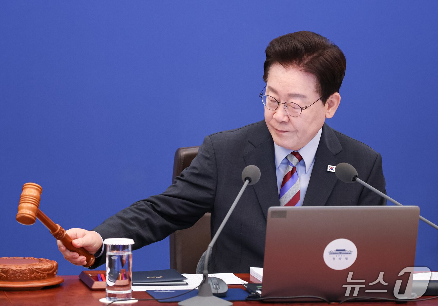 본문 이미지 - 이재명 대통령이 지난달 29일 청와대에서 열린 국무회의에서 의사봉을 두드리고 있다. 2026.9.29 ⓒ 뉴스1 허경 기자