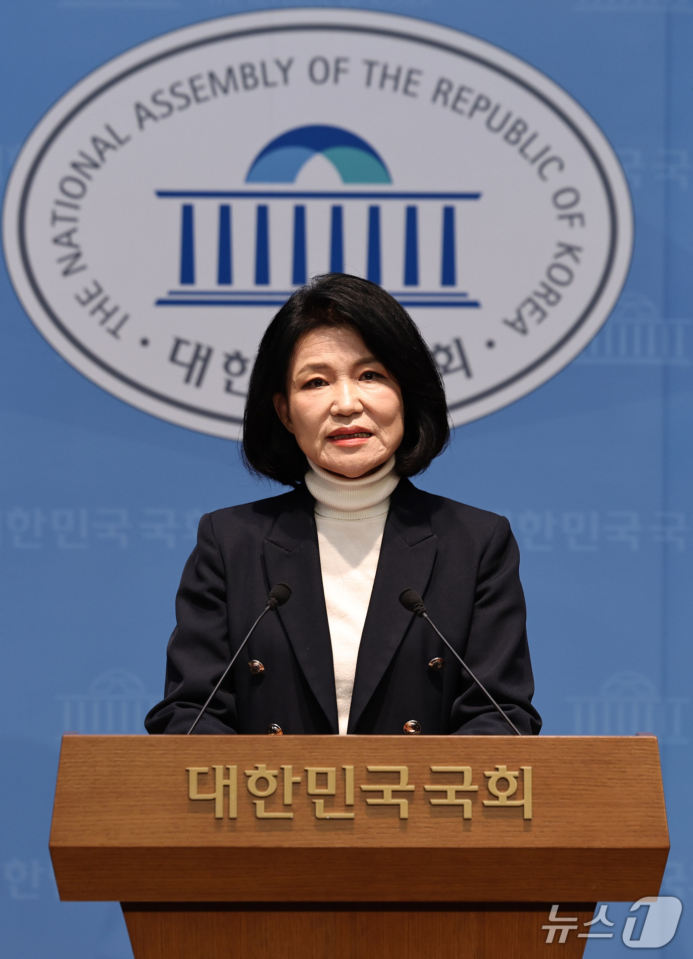 (서울=뉴스1) 구윤성 기자 = 이진숙 국민의힘 의원이 29일 서울 여의도 소통관에서 영화 '암살자(들)' 역사왜곡 논란과 관련해 기자회견을 하고 있다. 2026.9.29/뉴스1