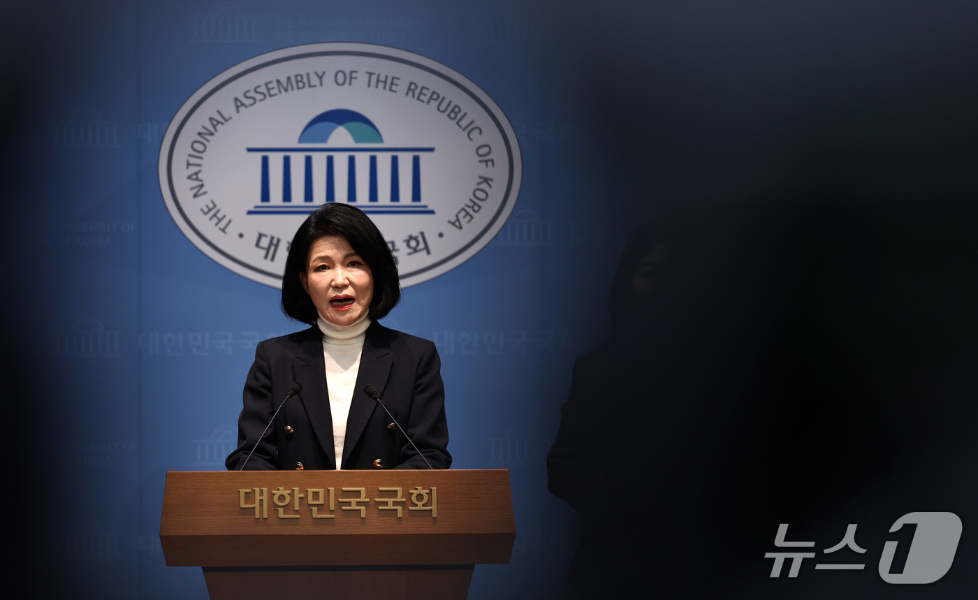 (서울=뉴스1) 구윤성 기자 = 이진숙 국민의힘 의원이 29일 서울 여의도 소통관에서 영화 '암살자(들)' 역사왜곡 논란과 관련해 기자회견을 하고 있다. 2026.9.29/뉴스1