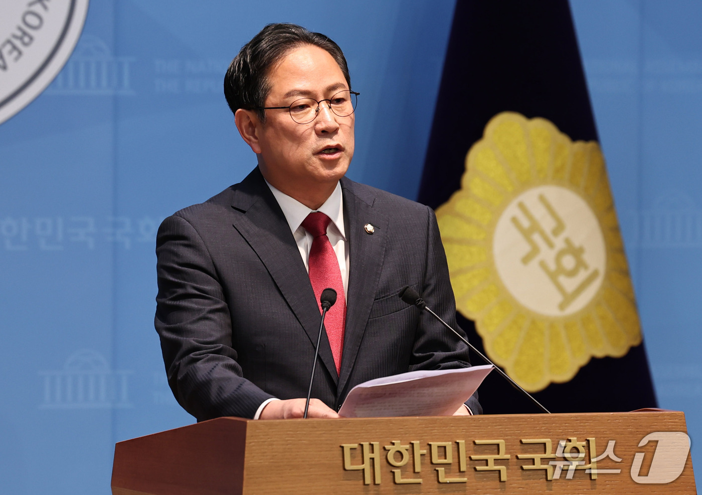 (서울=뉴스1) 구윤성 기자 = 박수영 국민의힘 의원이 29일 서울 여의도 국회 소통관에서 기자회견을 열고, 김용범 전 청와대 정책실장을 국정감사 증인으로 채택할 것을 요구하고 있 …