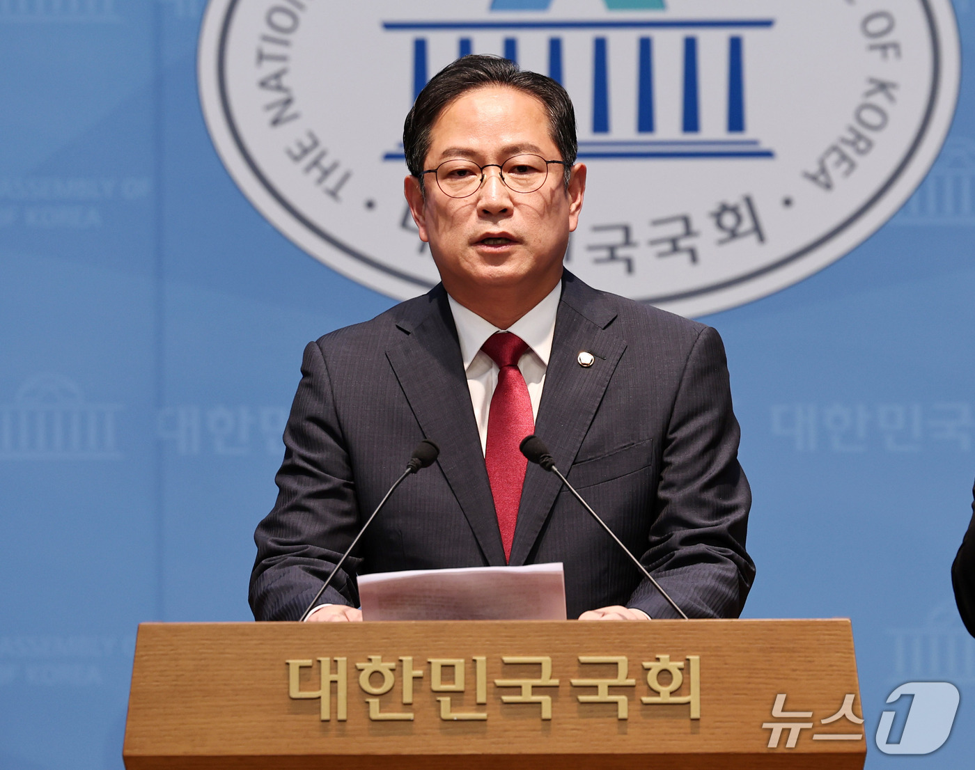 (서울=뉴스1) 구윤성 기자 = 박수영 국민의힘 의원이 29일 서울 여의도 국회 소통관에서 기자회견을 열고, 김용범 전 청와대 정책실장을 국정감사 증인으로 채택할 것을 요구하고 있 …