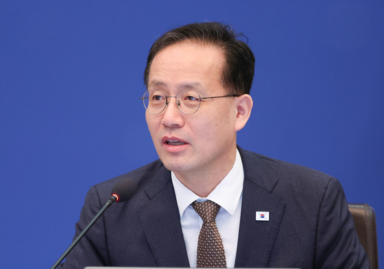 이형일, 취임 후 첫 국무회의서 "양극화 해결 선봉 서겠다"