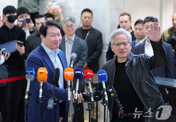 최태원 "엔비디아는 두뇌, SK는 기억"…젠슨 황 '밴 플리트상' 축하