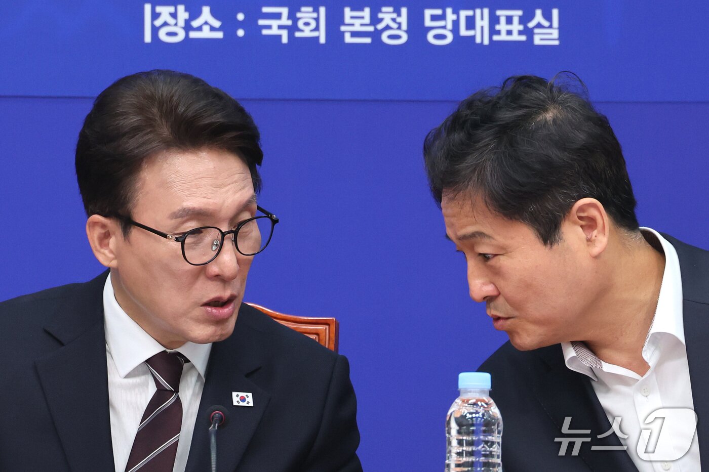 본문 이미지 - 김민석 더불어민주당 대표와 김영배 서울시당위원장이 29일 서울 여의도 국회에서 열린 더불어민주당 서울 예산정책협의회에서 대화하고 있다. 2026.9.29 ⓒ 뉴스1 신웅수 기자