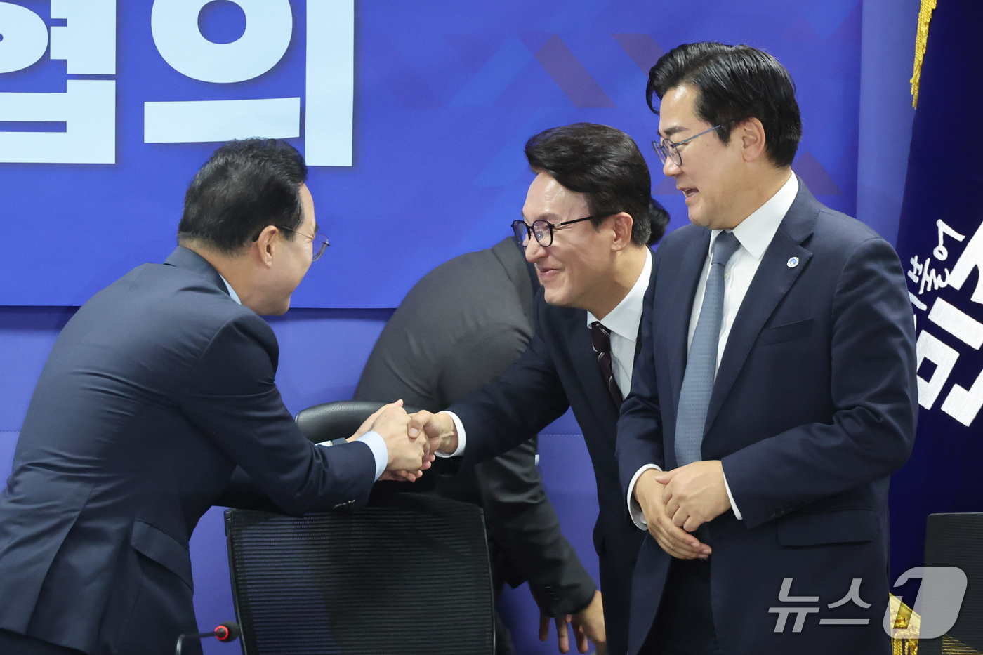 (서울=뉴스1) 신웅수 기자 = 김민석 더불어민주당 대표가 29일 서울 여의도 국회 의원회관에서 열린 미래대응기금 당정협의에서 박홍근 기획예산처 장관, 박찬대 인천시장과 인사하고 …
