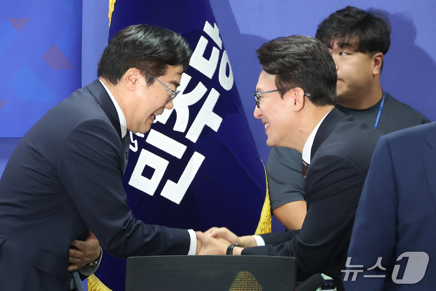 (서울=뉴스1) 신웅수 기자 = 김민석 더불어민주당 대표와 박찬대 인천시장이 29일 서울 여의도 국회 의원회관에서 열린 미래대응기금 당정협의에서 인사하고 있다. 2026.9.29/ …