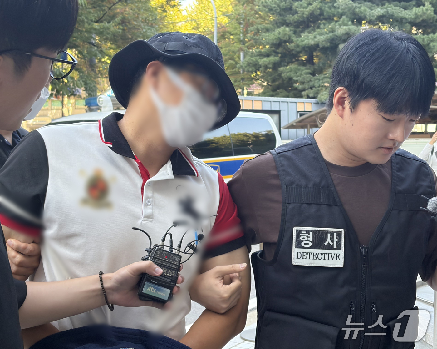 (서울=뉴스1) 안소연 기자 = 양화한강공원 인근에서 흉기를 들고 행인을 위협한 40대 남성 천 모 씨가 29일 오전 구속 전 피의자 심문(영장실질심사)을 받기 위해 서울남부지법으 …