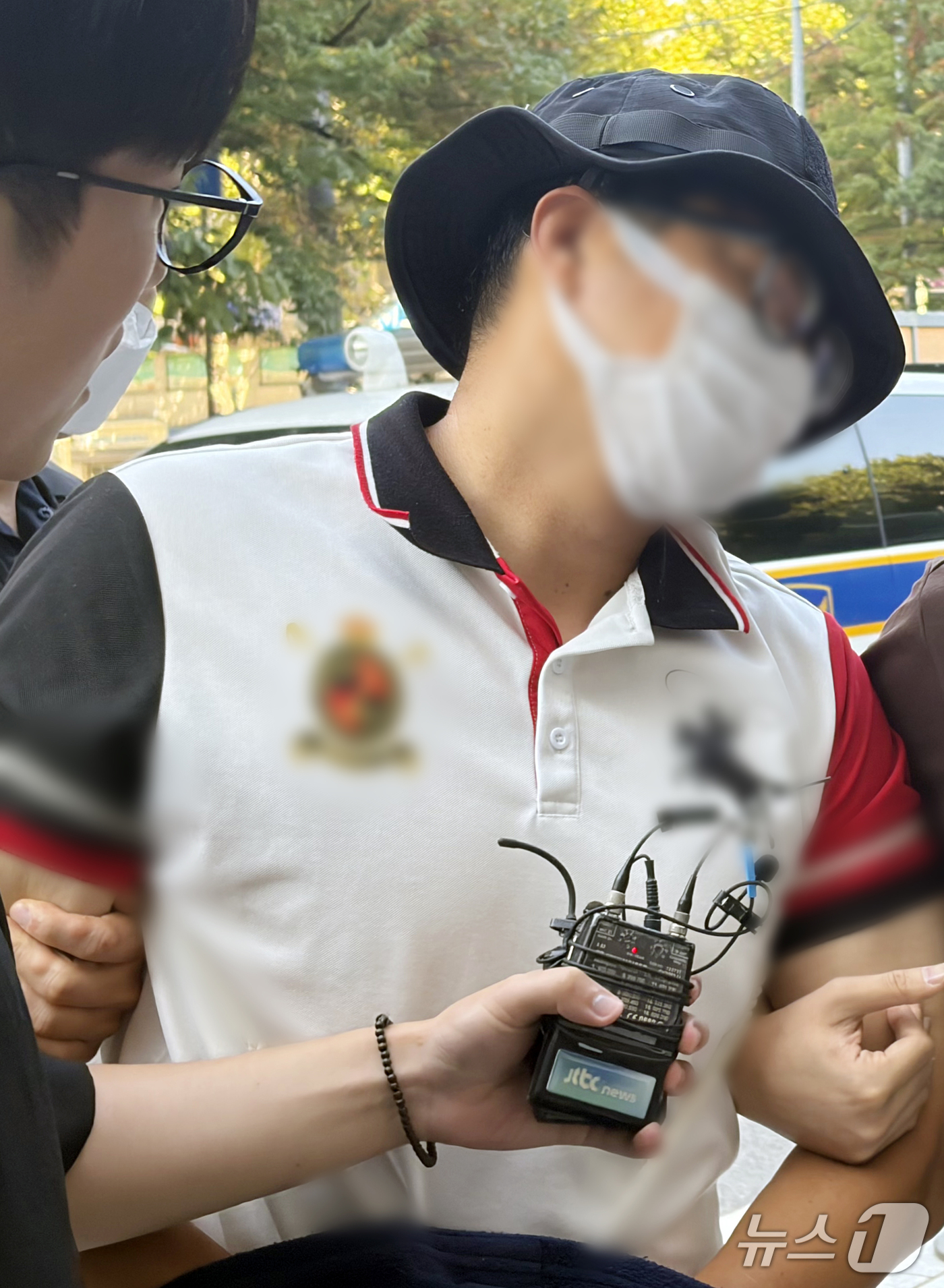 (서울=뉴스1) 안소연 기자 = 양화한강공원 인근에서 흉기를 들고 행인을 위협한 40대 남성 천 모 씨가 29일 오전 구속 전 피의자 심문(영장실질심사)을 받기 위해 서울남부지법으 …