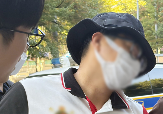영장심사 출석하는 '한강공원 흉기 위협' 40대 남성