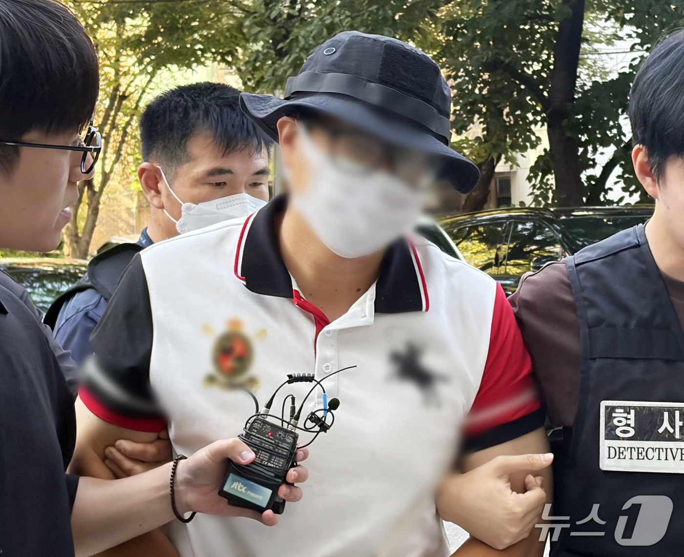 (서울=뉴스1) 안소연 기자 = 양화한강공원 인근에서 흉기를 들고 행인을 위협한 40대 남성 천 모 씨가 29일 오전 구속 전 피의자 심문(영장실질심사)을 받기 위해 서울남부지법으 …