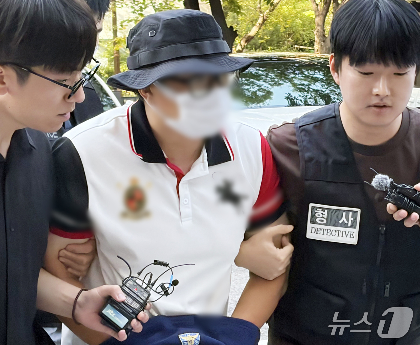 (서울=뉴스1) 안소연 기자 = 양화한강공원 인근에서 흉기를 들고 행인을 위협한 40대 남성 천 모 씨가 29일 오전 구속 전 피의자 심문(영장실질심사)을 받기 위해 서울남부지법으 …