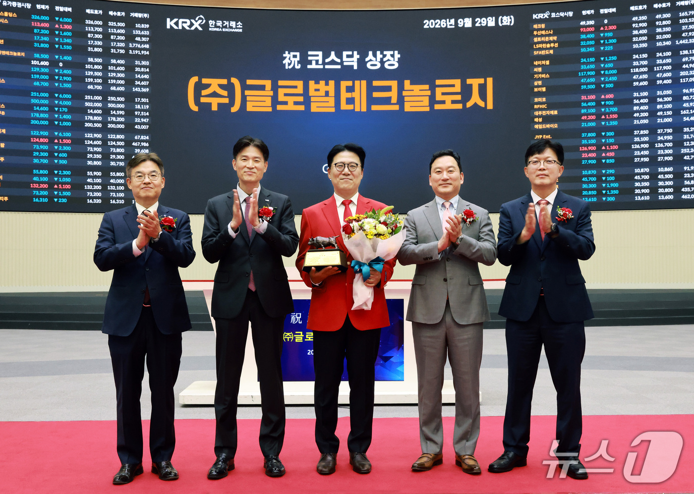 (서울=뉴스1) = 29일 오전 서울 영등포구 한국거래소에서 열린 글로벌테크놀로지 코스닥시장 상장기념식에서 상장기념패 전달 후 박종식 한국IR협의회 부회장(왼쪽부터), 민경욱 한국 …