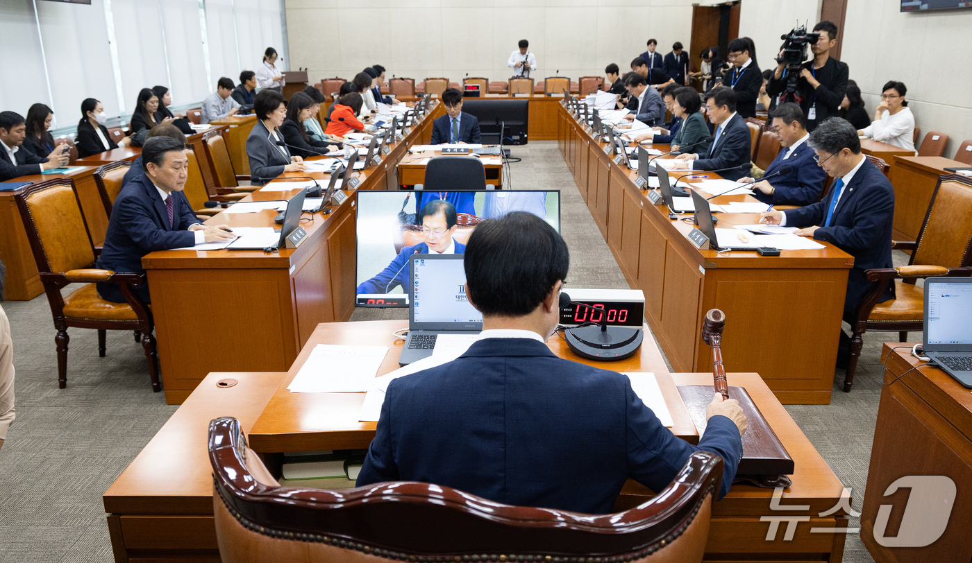 (서울=뉴스1) 유승관 기자 = 이만희 국회 보건복지위원장이 29일 서울 여의도 국회에서 열린 제439회 국회(정기회) 보건복지위원회 제3차 전체회의에서 의사봉을 두드리고 있다. …