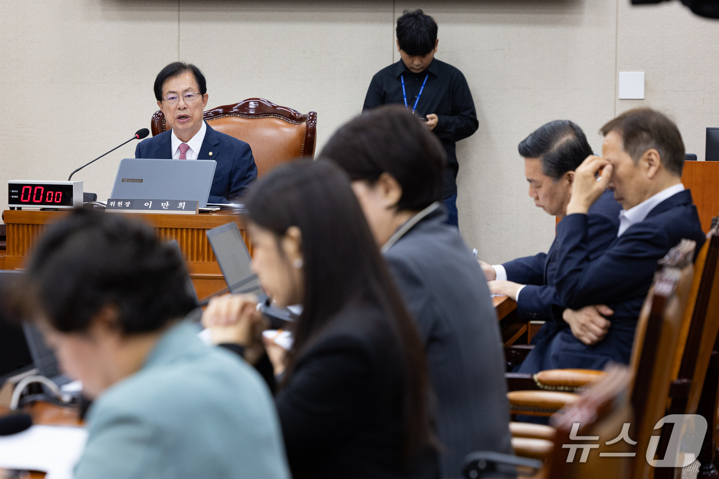 (서울=뉴스1) 유승관 기자 = 이만희 국회 보건복지위원장이 29일 서울 여의도 국회에서 열린 제439회 국회(정기회) 보건복지위원회 제3차 전체회의에서 국정감사 증인채택 관련 발 …