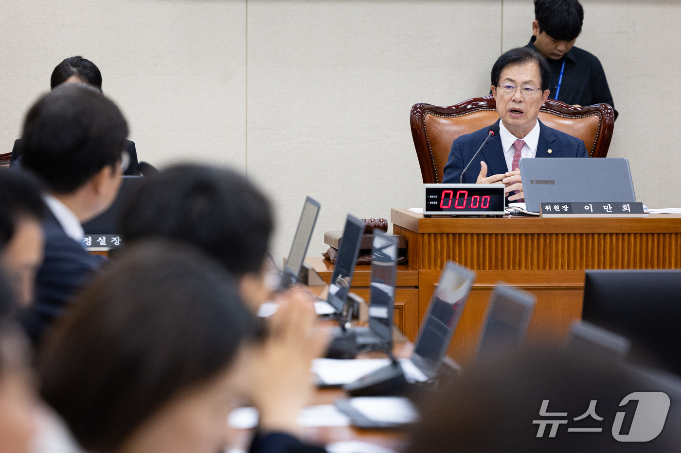 (서울=뉴스1) 유승관 기자 = 이만희 국회 보건복지위원장이 29일 서울 여의도 국회에서 열린 제439회 국회(정기회) 보건복지위원회 제3차 전체회의에서 국정감사 증인채택 관련 발 …