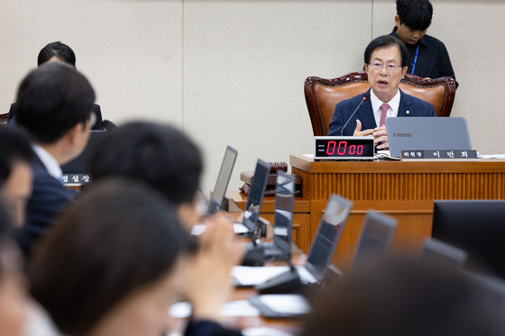 식약처 국감, 제넨셀 공방에 시작부터 파행…30분 만에 정회