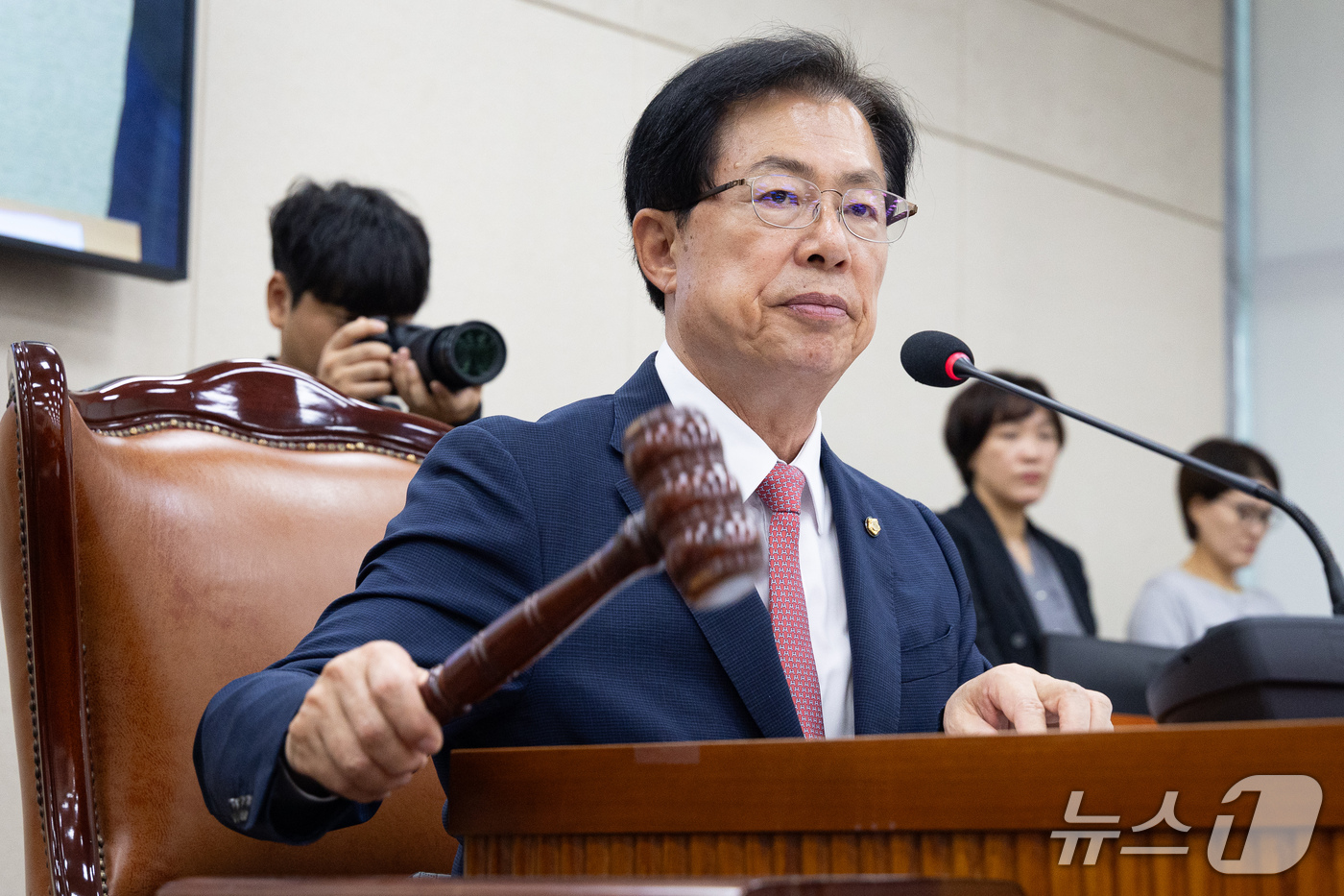 (서울=뉴스1) 유승관 기자 = 이만희 국회 보건복지위원장이 29일 서울 여의도 국회에서 열린 제439회 국회(정기회) 보건복지위원회 제3차 전체회의에서 의사봉을 두드리고 있다. …
