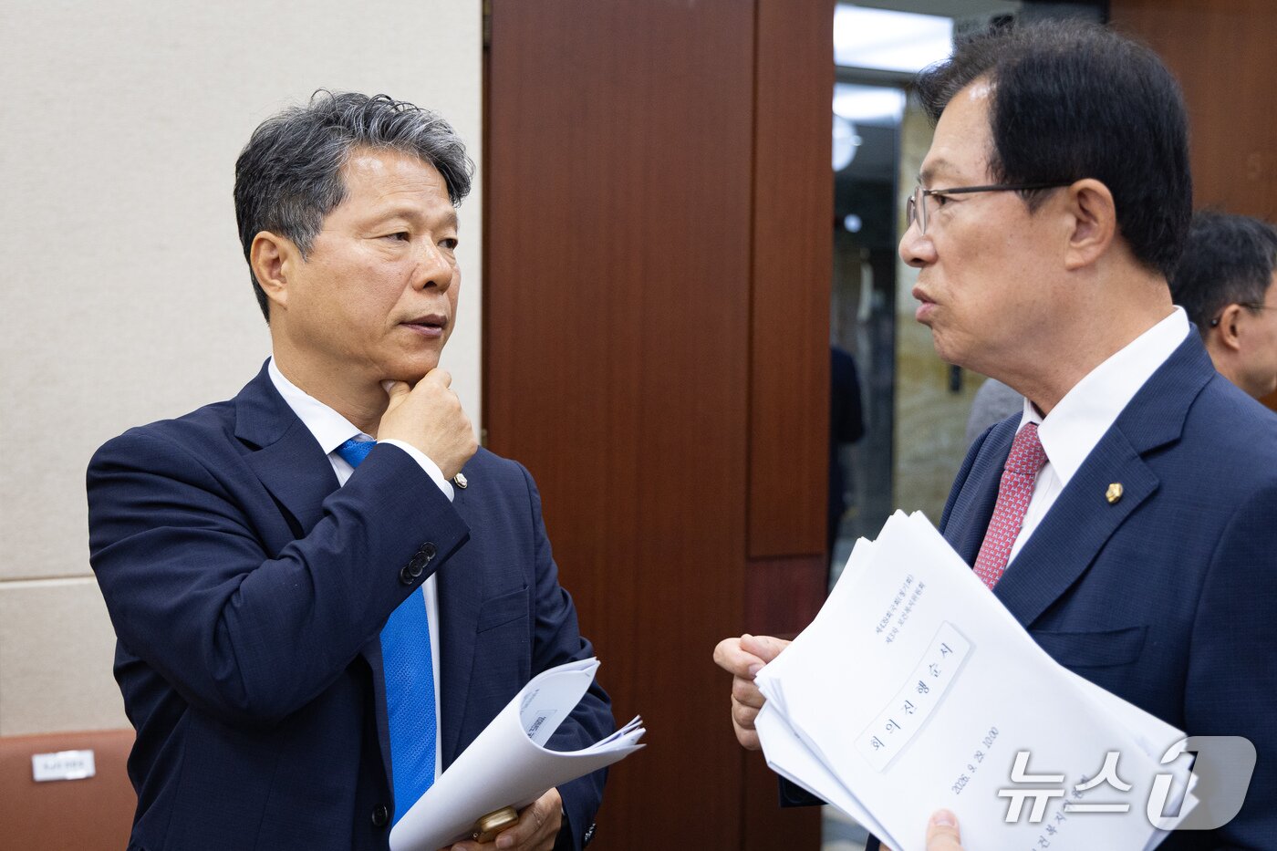 본문 이미지 - 이만희 국회 보건복지위원장(오른쪽)과 서영석 더불어민주당 간사가 지난 9월 29일 서울 여의도 국회에서 열린 제439회 국회(정기회) 보건복지위원회 제3차 전체회의 산회 후 대화하고 있다. ⓒ 뉴스1