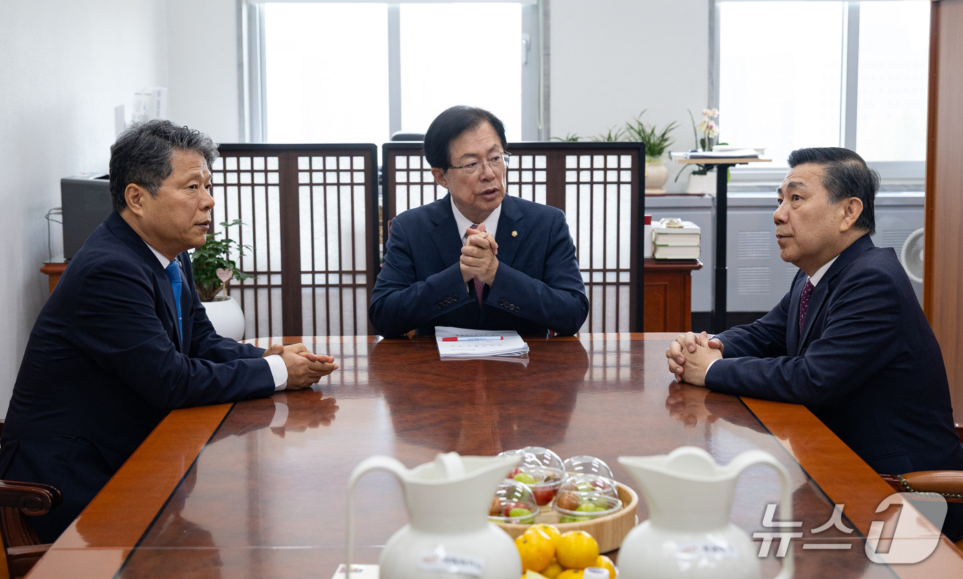 (서울=뉴스1) 유승관 기자 = 국회 보건복지위원회 이만희 위원장(가운데)과 더불어민주당 서영석(왼쪽), 국민의힘 백종헌 간사가 29일 서울 여의도 국회에서 열린 제439회 국회( …