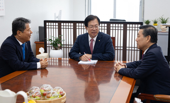 여야 간사와 환담 나누는 이만희 보건복지위원장