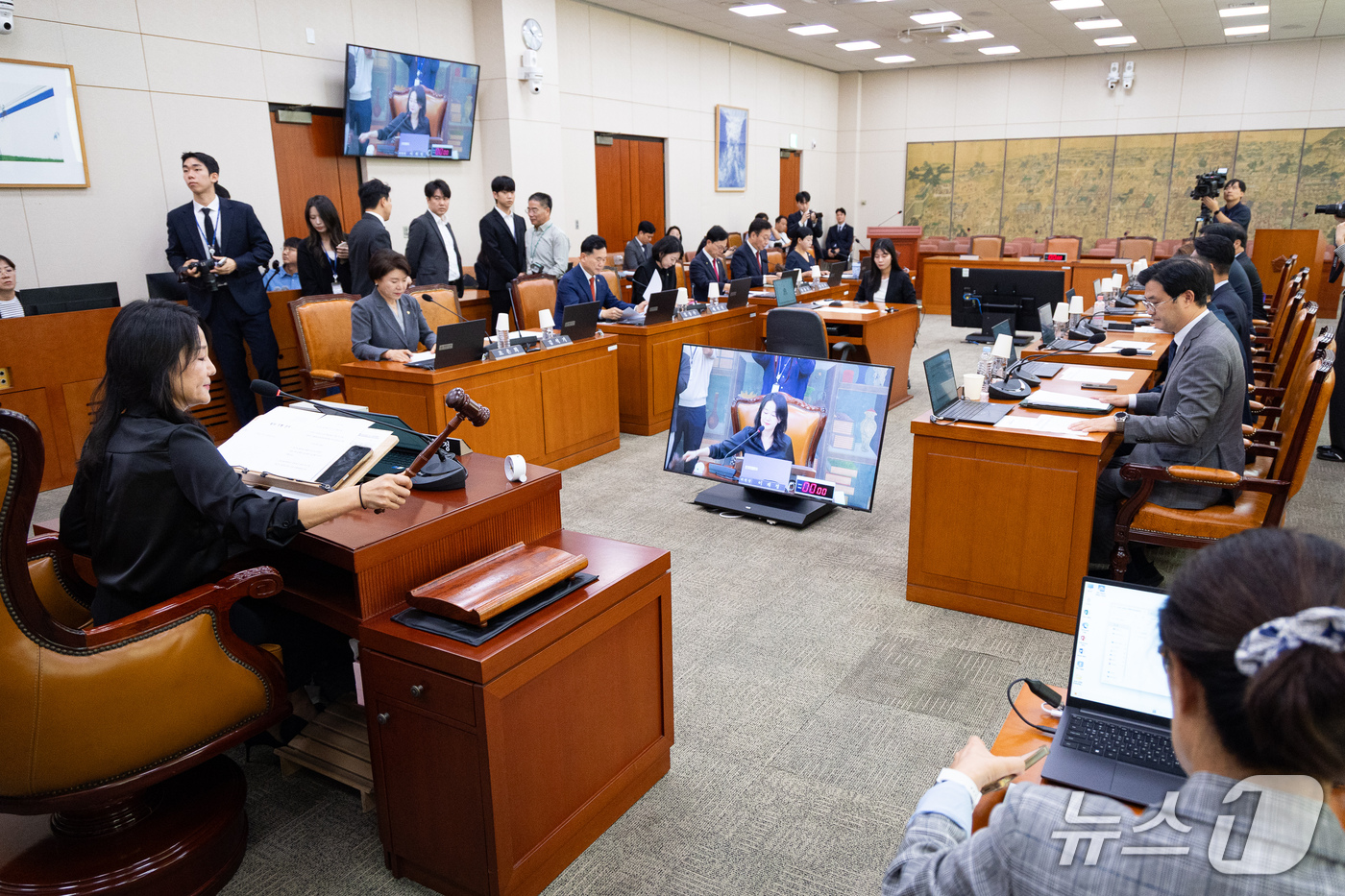 (서울=뉴스1) 유승관 기자 = 이재정 국회 문화체육관광위원장이 29일 서울 여의도 국회에서 열린 제439회 국회(정기회) 문화체육관광위원회 제3차 전체회의에서 의사봉을 두드리고 …