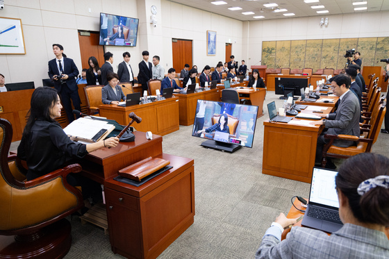 의사봉 두드리는 이재정 문화체육관광위원장