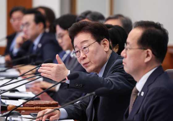 李대통령 "자주국방의 핵심 열쇠 핵잠·극초음속 미사일 첨단화에 속도"