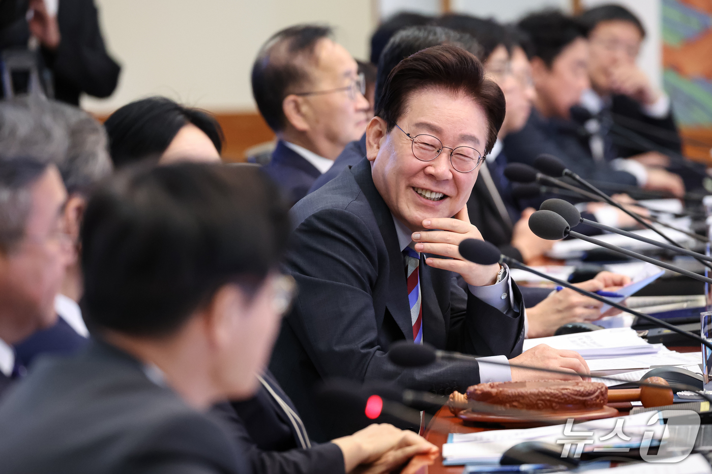 (서울=뉴스1) 허경 기자 = 이재명 대통령이 29일 청와대에서 열린 국무회의에서 미소를 짓고 있다. 2026.9.29/뉴스1