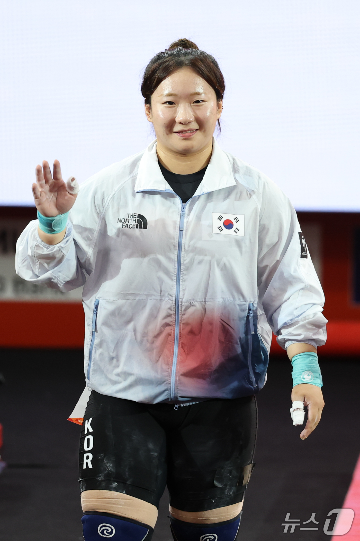 (나고야=뉴스1) 안은나 기자 = 대한민국 전희수가 29일 일본 나고야 중소기업진흥회관에서 열린 2026 아이치·나고야 아시안게임 역도 여자 86kg급 결선에 출전해 인사하고 있다 …