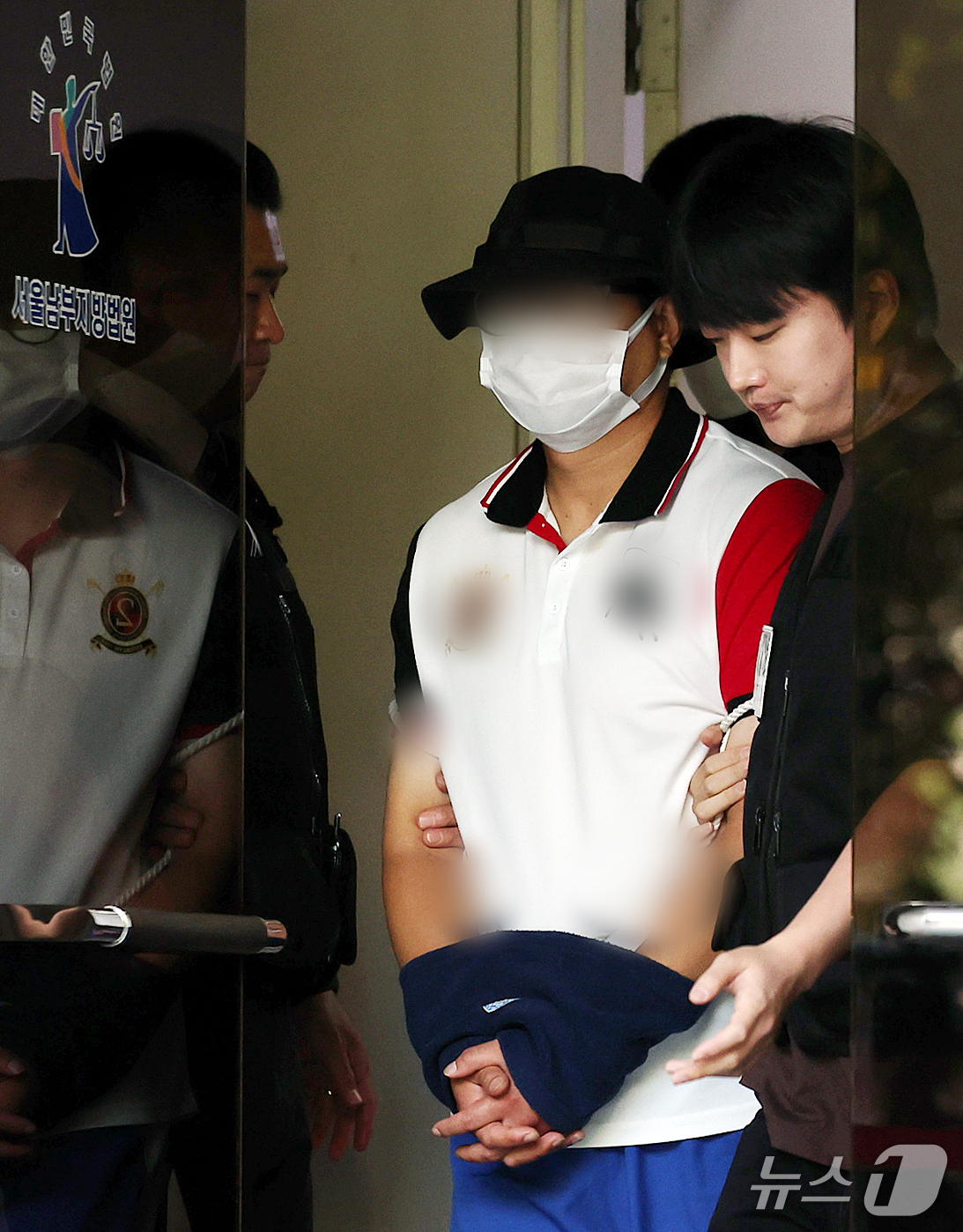 (서울=뉴스1) 김진환 기자 = 양화한강공원 인근에서 흉기를 들고 행인을 위협한 40대 남성 천 모 씨가 29일 오전 서울남부지법에서 열린 구속 전 피의자 심문(영장실질심사)을 마 …